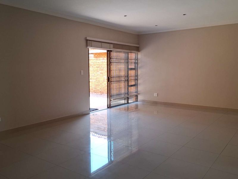 Beautiful Spacious Cluster Home - Photo 4