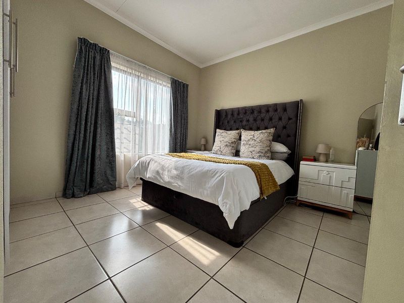 Modern 2-Bedroom, 2-Bathroom Second-Floor Apartment - Stylish, Spacious & Move-In Ready! - Photo 7