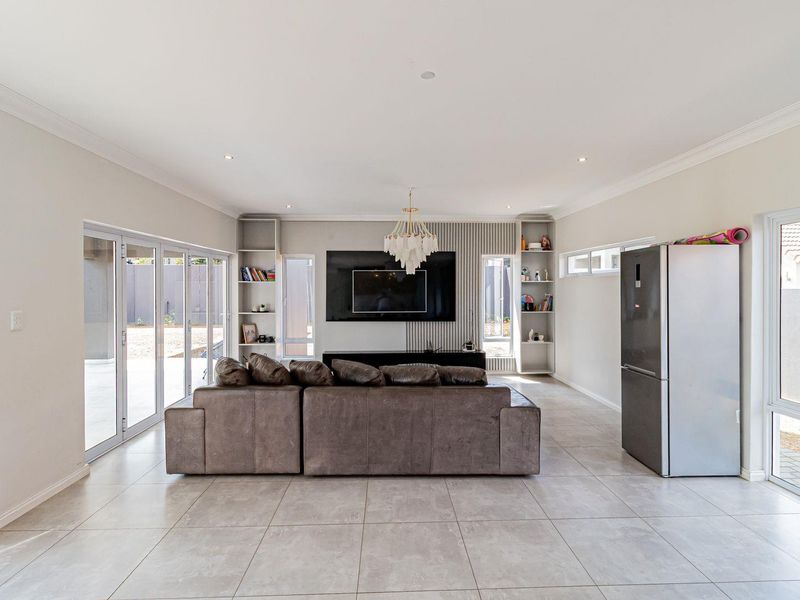 Luxury Living in a Secure and Sought-After Estate - Photo 7