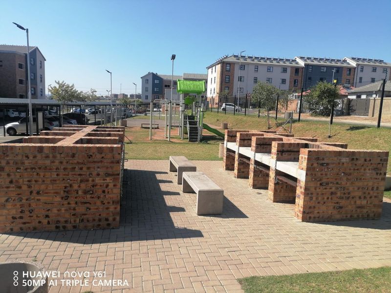 Eagles@Riverside R 560 000 - Neat 2 bed , 1 bath apartment - Photo 4
