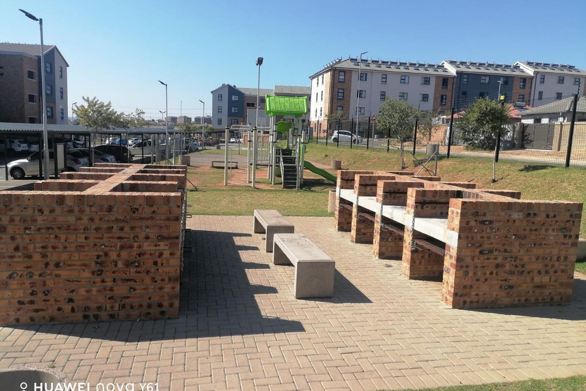 Eagles@Riverside R 560 000 - Neat 2 bed , 1 bath apartment - Photo 4