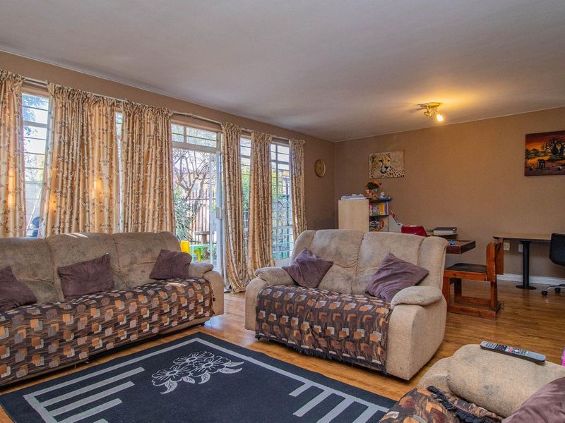 Spacious, neat 2 bedroom Townhouse in popular complex - Photo 5