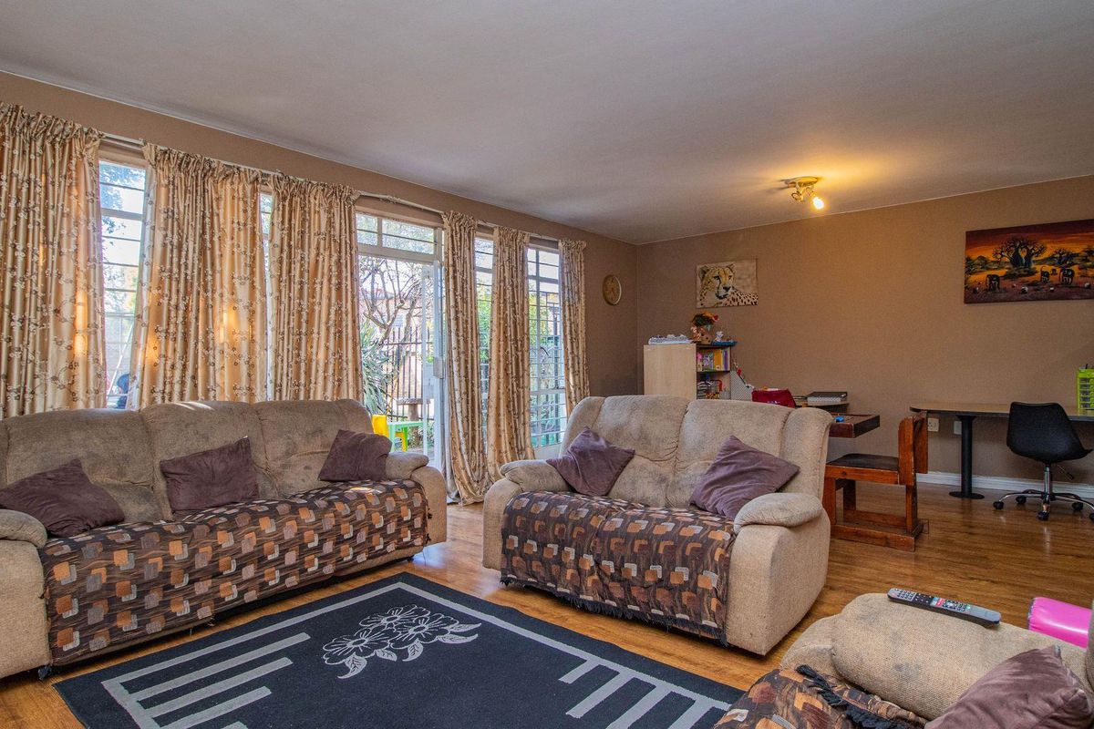 Spacious, neat 2 bedroom Townhouse in popular complex - Photo 5