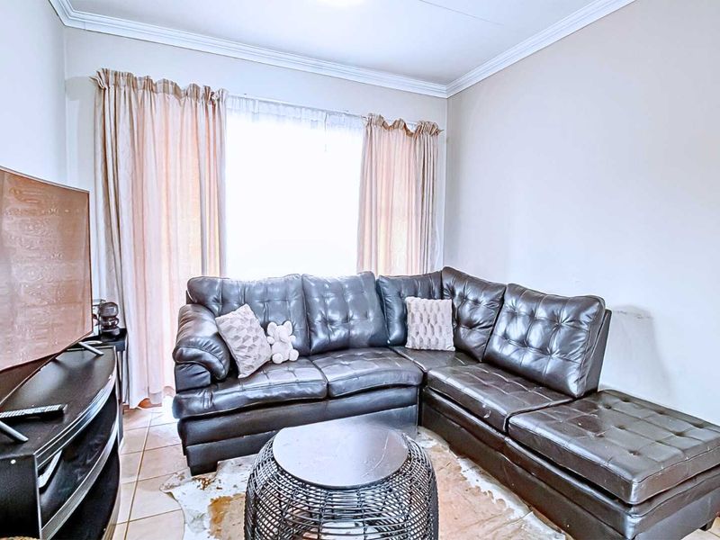 Charming Top-Floor Unit in Kingfisher: A Must-See! - Photo 8