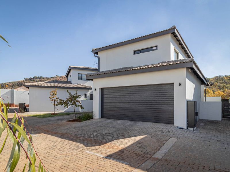 Perfect location and pristine estate home for the larger family. - Photo 3