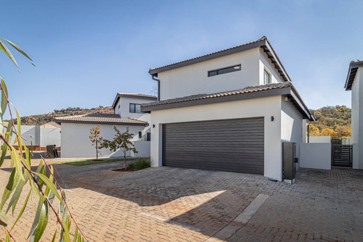 Perfect location and pristine estate home for the larger family. - Photo 3