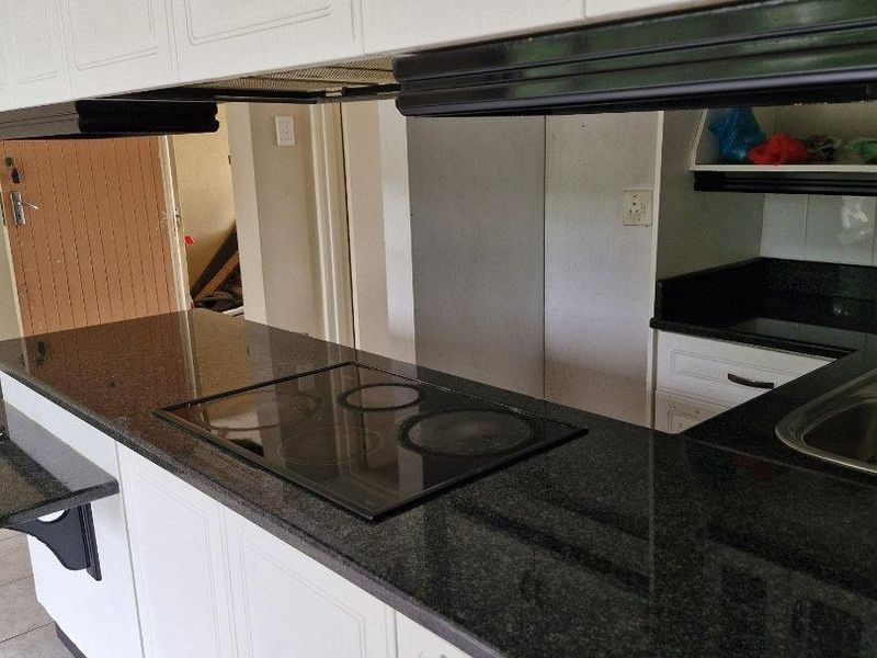 🏡 3-Bedroom First-Floor Apartment to Rent in Phoenix – Secure Complex with Pool - Photo 7