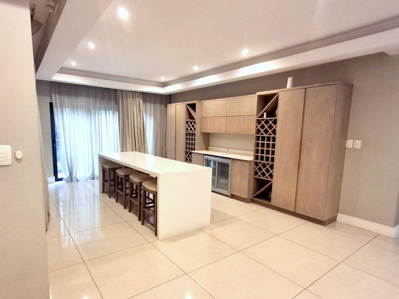 Timeless Luxury in an Exclusive Kloof Road Estate - Photo 5