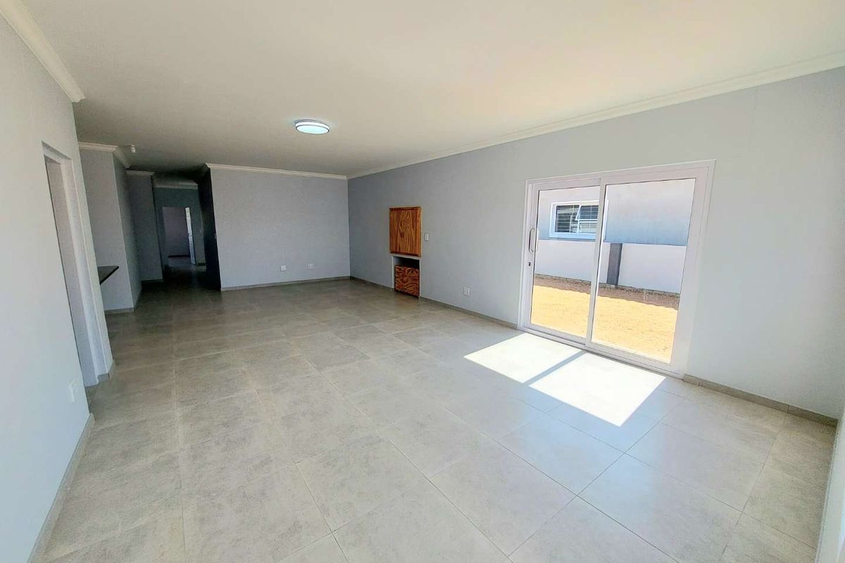 Brand new 3 Bedroom home wih 3 Garages - Photo 2