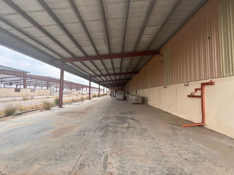 Large Warehouse To Let - Photo 3