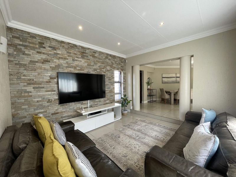 Spacious 4-Bedroom Family Home with Pool, Entertainment Areas & Solar Backup in Highveld - Photo 4