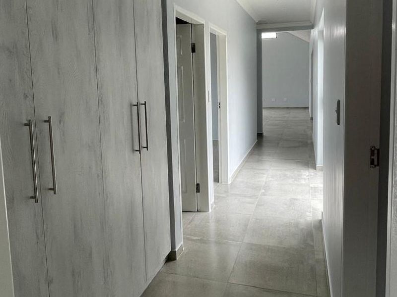 400 metres from the Ocean - 3 Bedrooms, 2 Garages, 2 Bathrooms - Photo 7