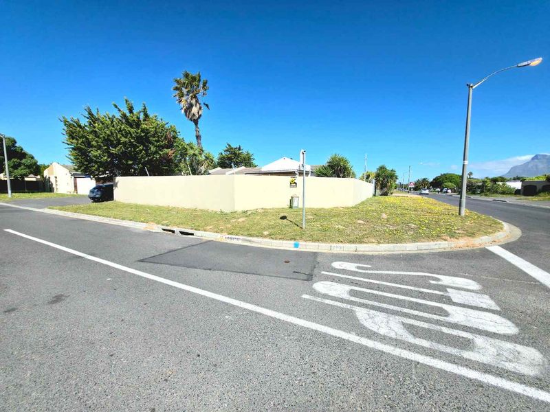 Spacious 4-Bedroom Family Home in Tygerhof, Cape Town - Photo 4