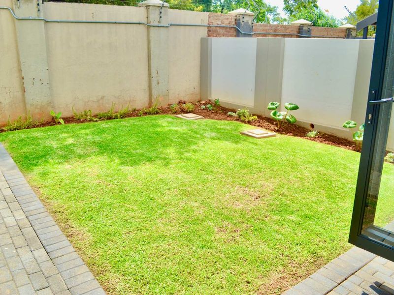 ***COZY and MODERN - Are you a Young Professional looking for a Lock-up and Go? Two En-suite Bedrooms in Heron Hill Garden Estate, Olympus*** - Photo 9