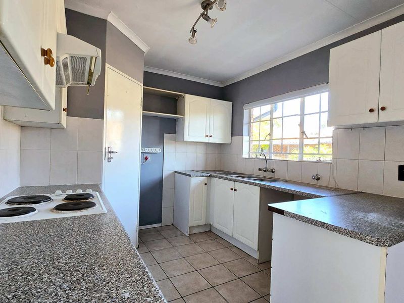 2 BEDROOM TONWHOUSE TO LET IN THE HART OF DOORNPOORT - Photo 2