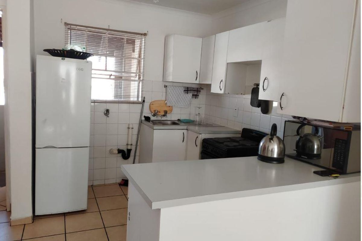 Top floor unit offering 3 bedrooms, with a secure tenant. - Photo 5