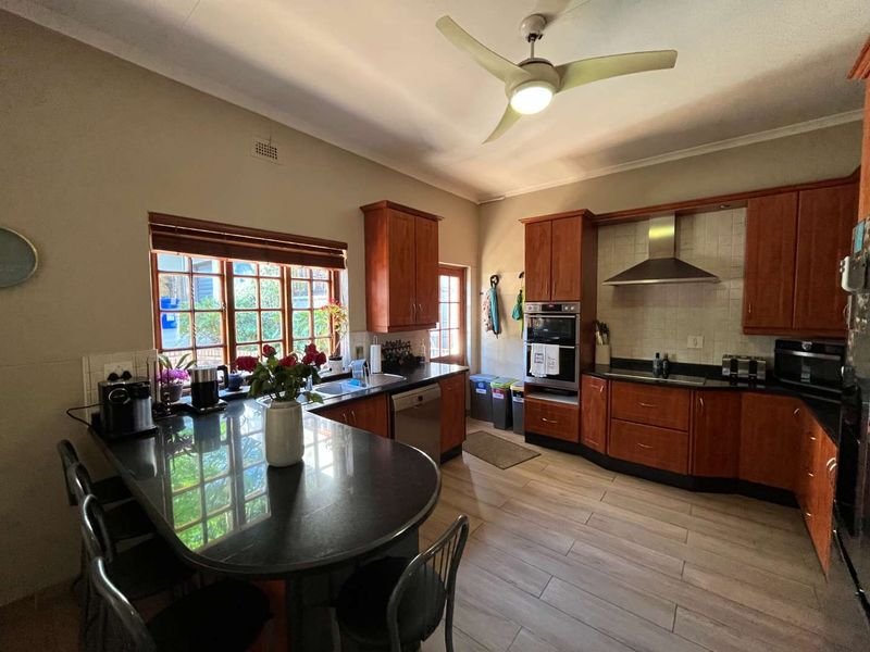 IMPECCABLE FAMILY HOME - Photo 4