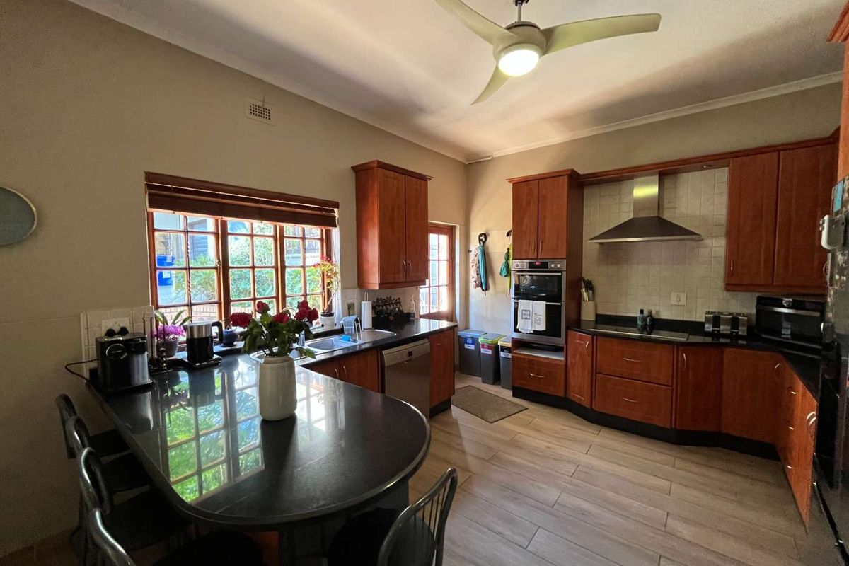 IMPECCABLE FAMILY HOME - Photo 4