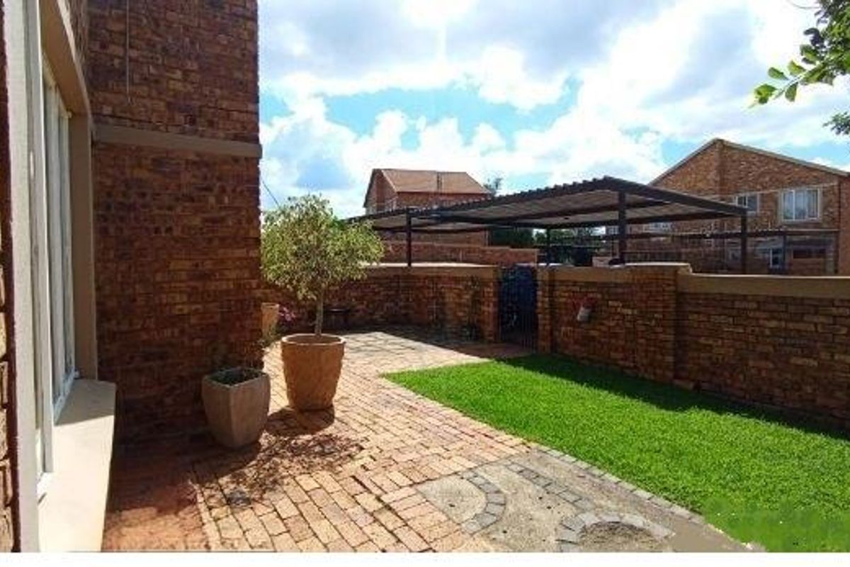 HEUWELSIG ESTATE - 3 BEDROOM - 2 BATH DOUBLE STOREY TOWNHOUSE - Photo 3