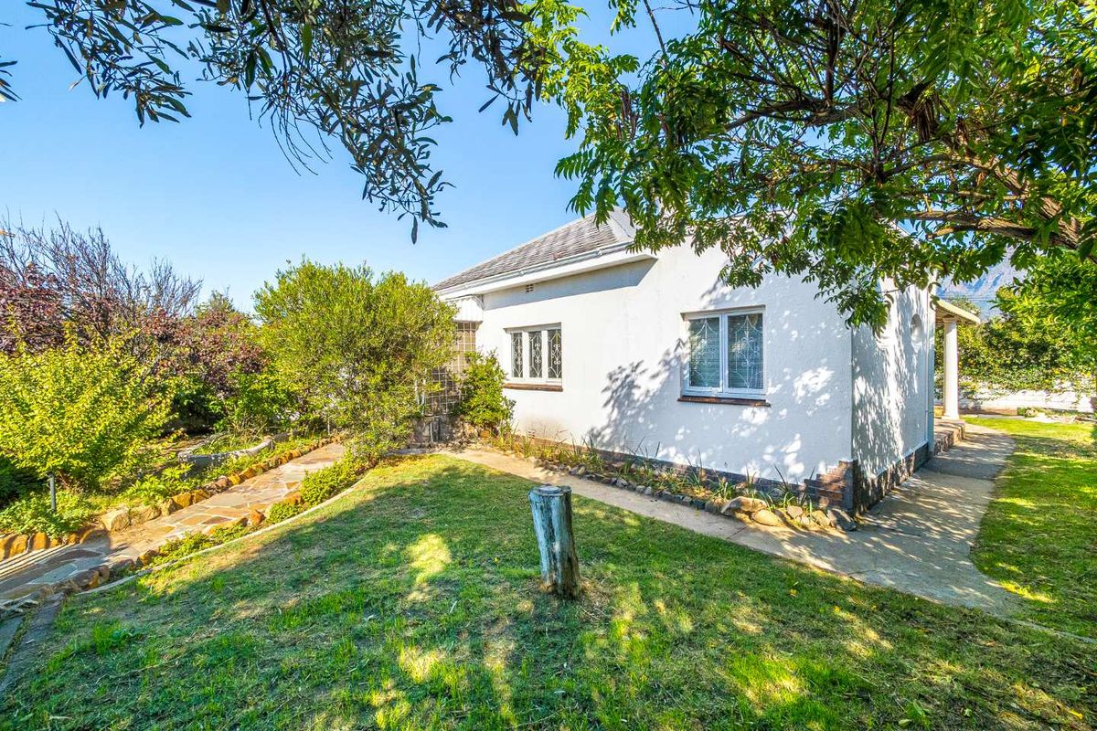 An outstanding family home waiting to be re-invigorated - Photo 3