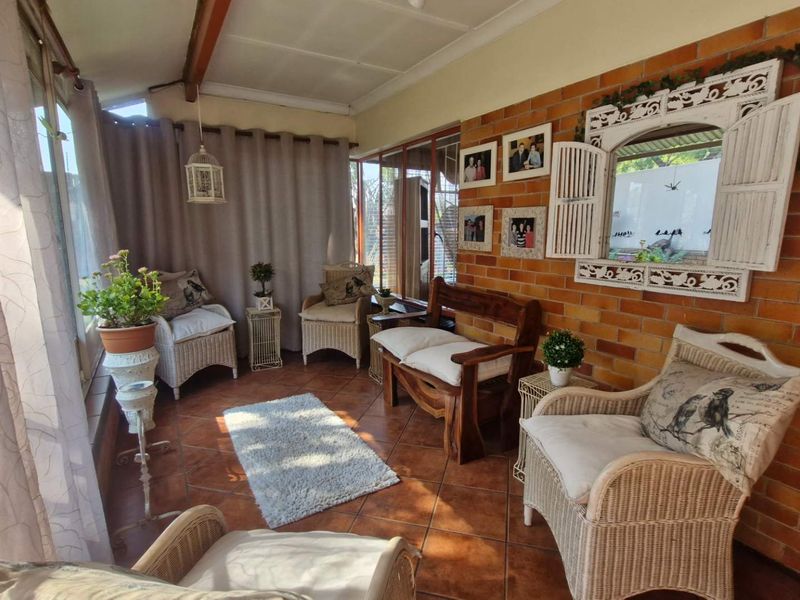 IMMACULATE & EXCEPTIONALLY SPACIOUS FAMILY HOME - Photo 10