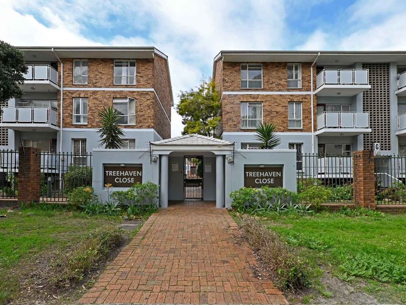 Spacious Two-Bedroom Apartment with Parking Bay - Photo 1