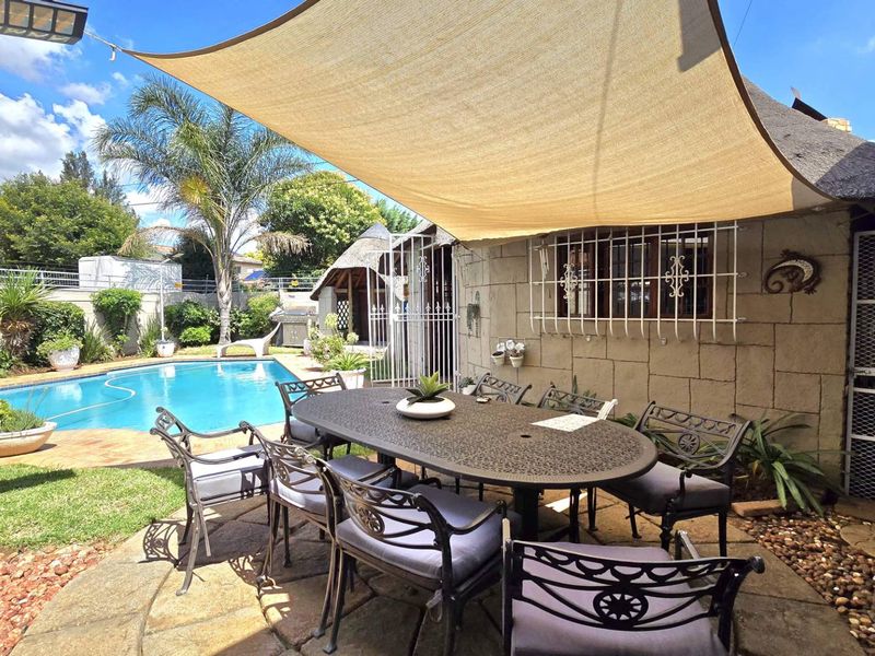 4 bedroom house for Sale in Brackendowns - Photo 2
