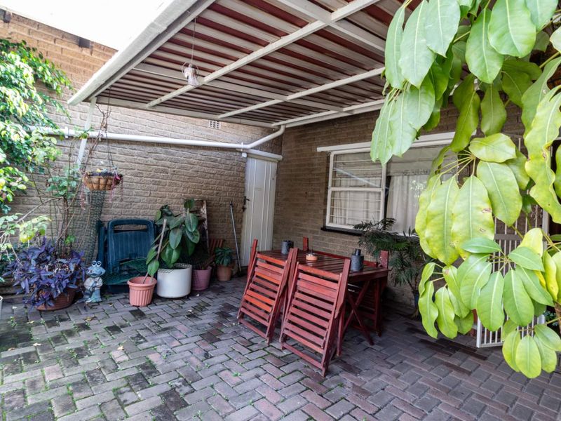 Charming Simplex Living with Endless Potential. Sorry unfortunately no pets - Photo 6