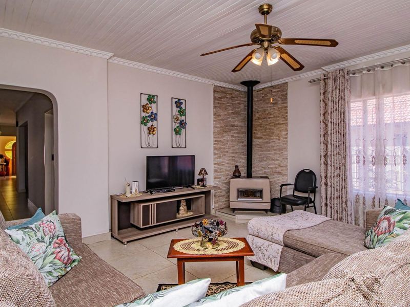 Elegant Family Retreat in Heart of Rynsoord! - Photo 9