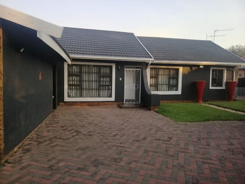 Spacious Family home with Flat for Sale - Photo 2