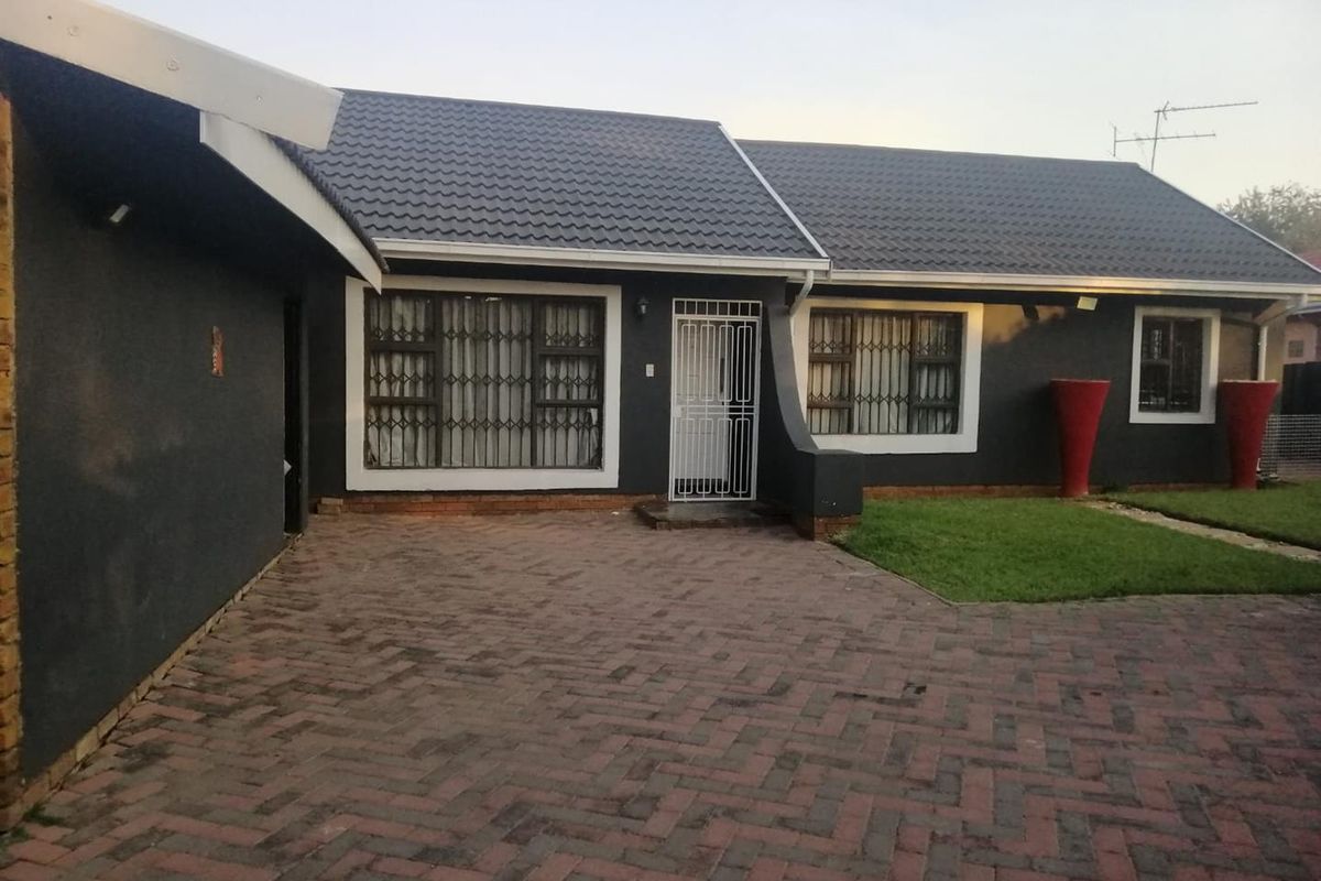 Spacious Family home with Flat for Sale - Photo 2
