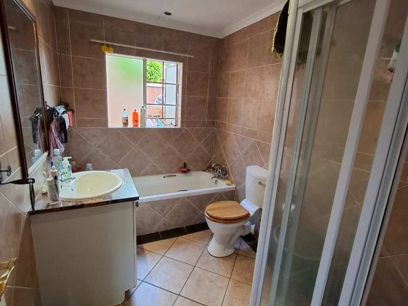 Stunning 3 Bedroom simplex - Photo 10