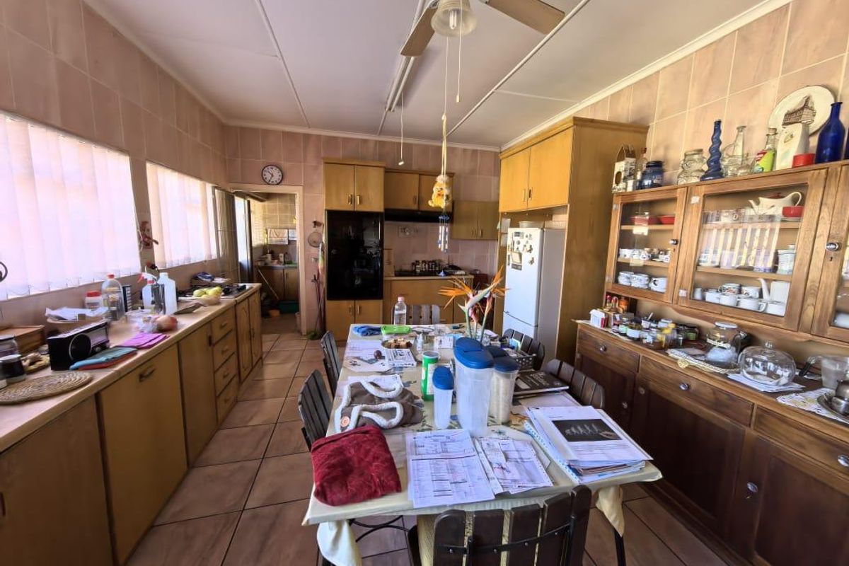 Spacious five bedroom home with flatlet, pool & off-grid features - Photo 3