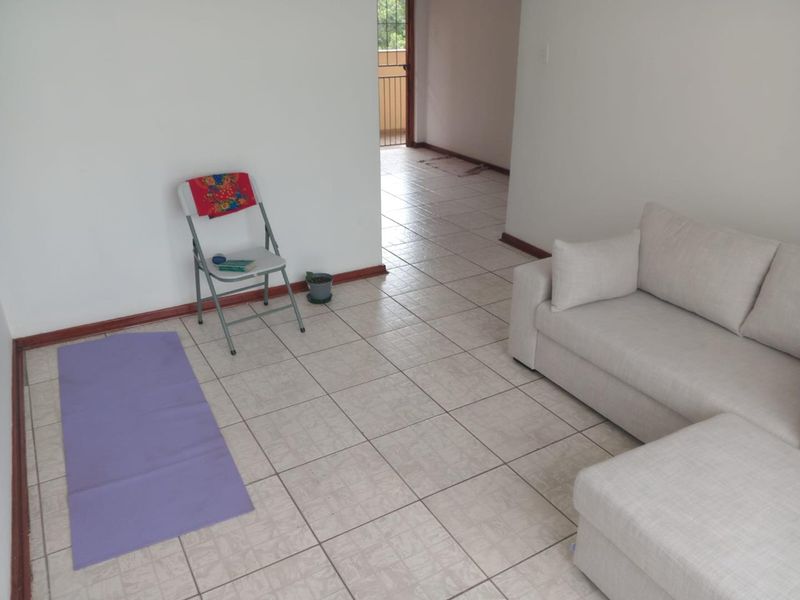 Charming 2-Bedroom Apartment in Empangeni's Fairview: Bright Living with Modernisation Potential - Photo 2