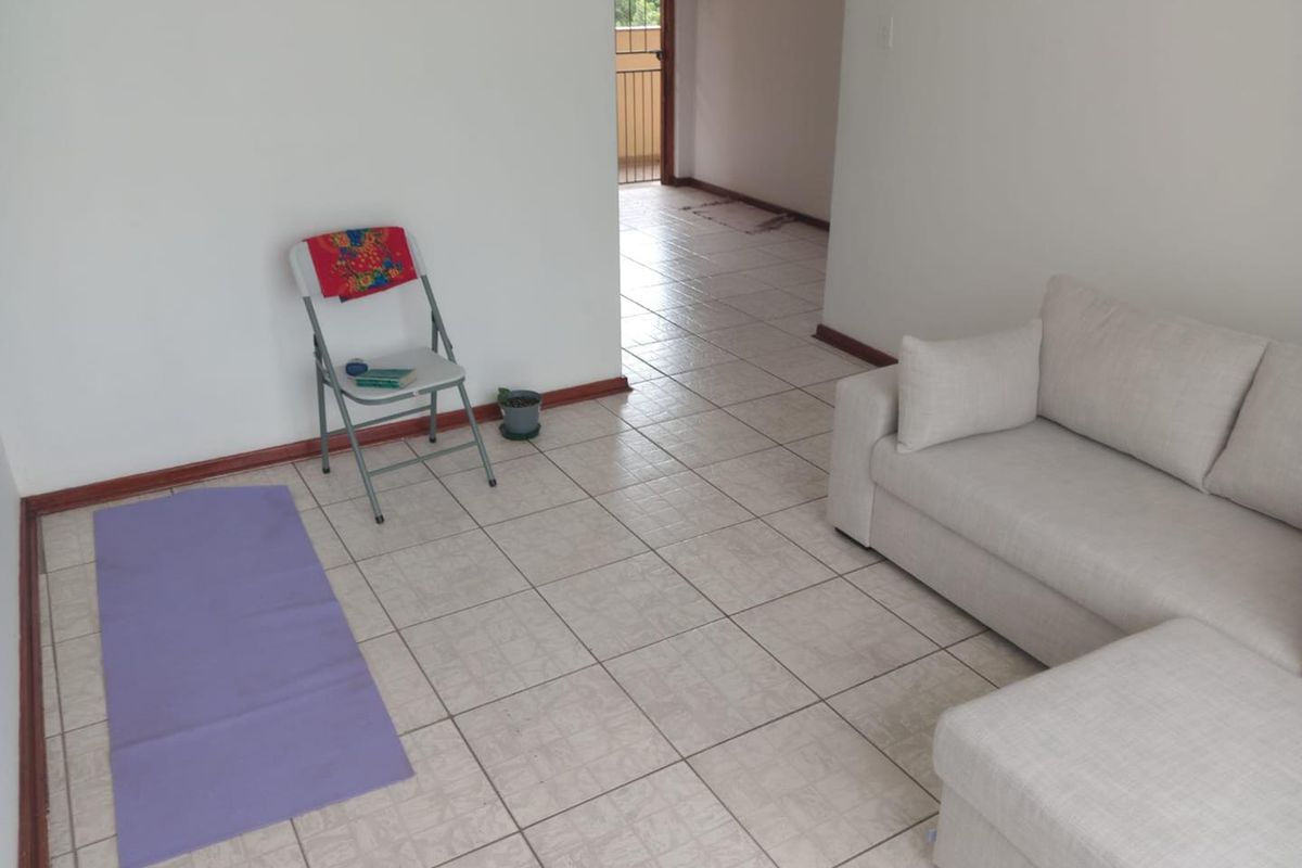 Charming 2-Bedroom Apartment in Empangeni's Fairview: Bright Living with Modernisation Potential - Photo 2