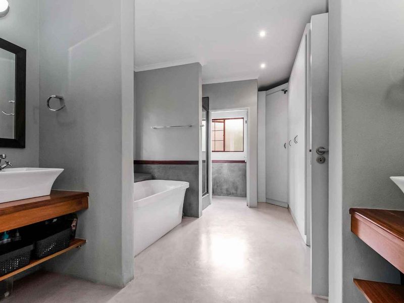 DELIGHTFUL CORNER TOP FLOOR UNIT IN A SECURE COMPLEX CALLED THE STABLES - PLUS A DOUBLE GARAGE - Photo 9