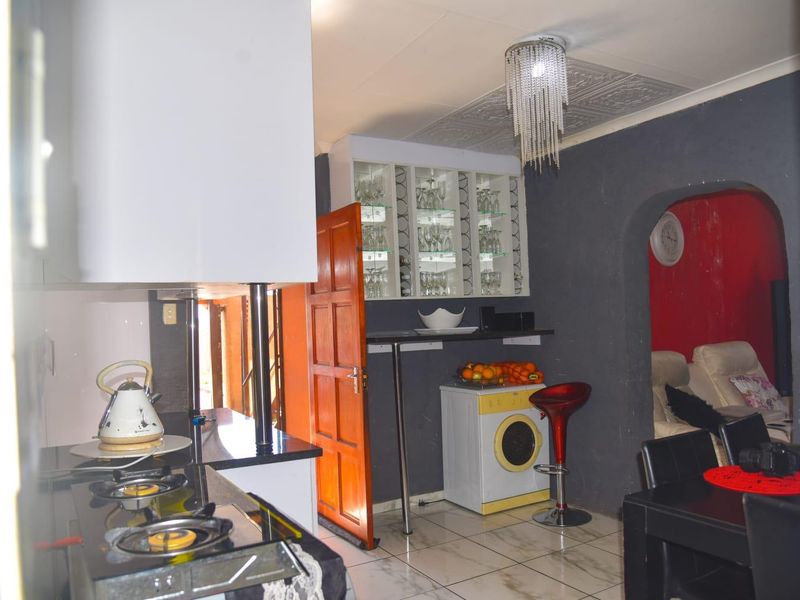 Clayville - R 960 000 Lovely Home ! - Photo 4