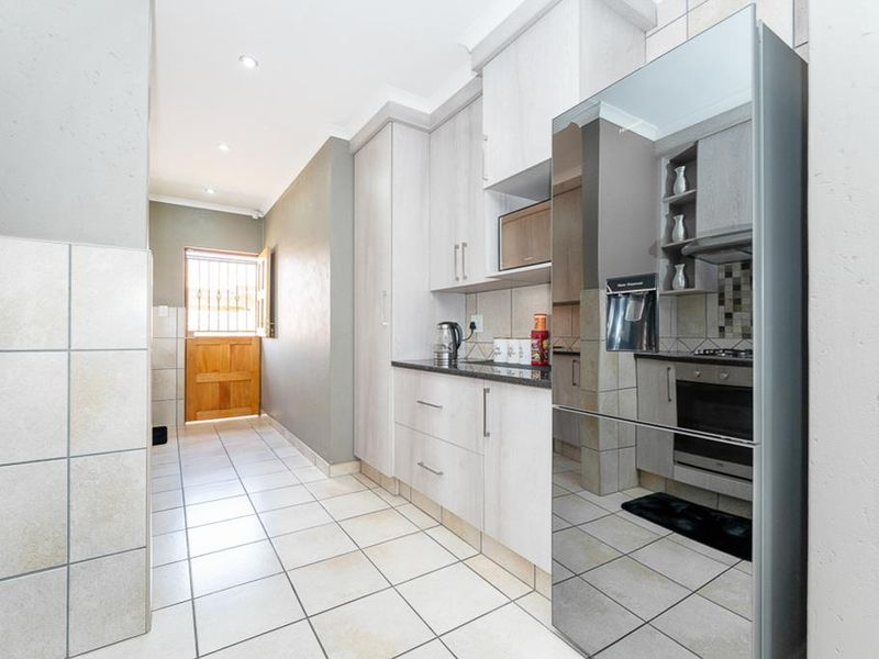 STUNNING CLUSTER WITH SUPERIOR FINISHES - Photo 4