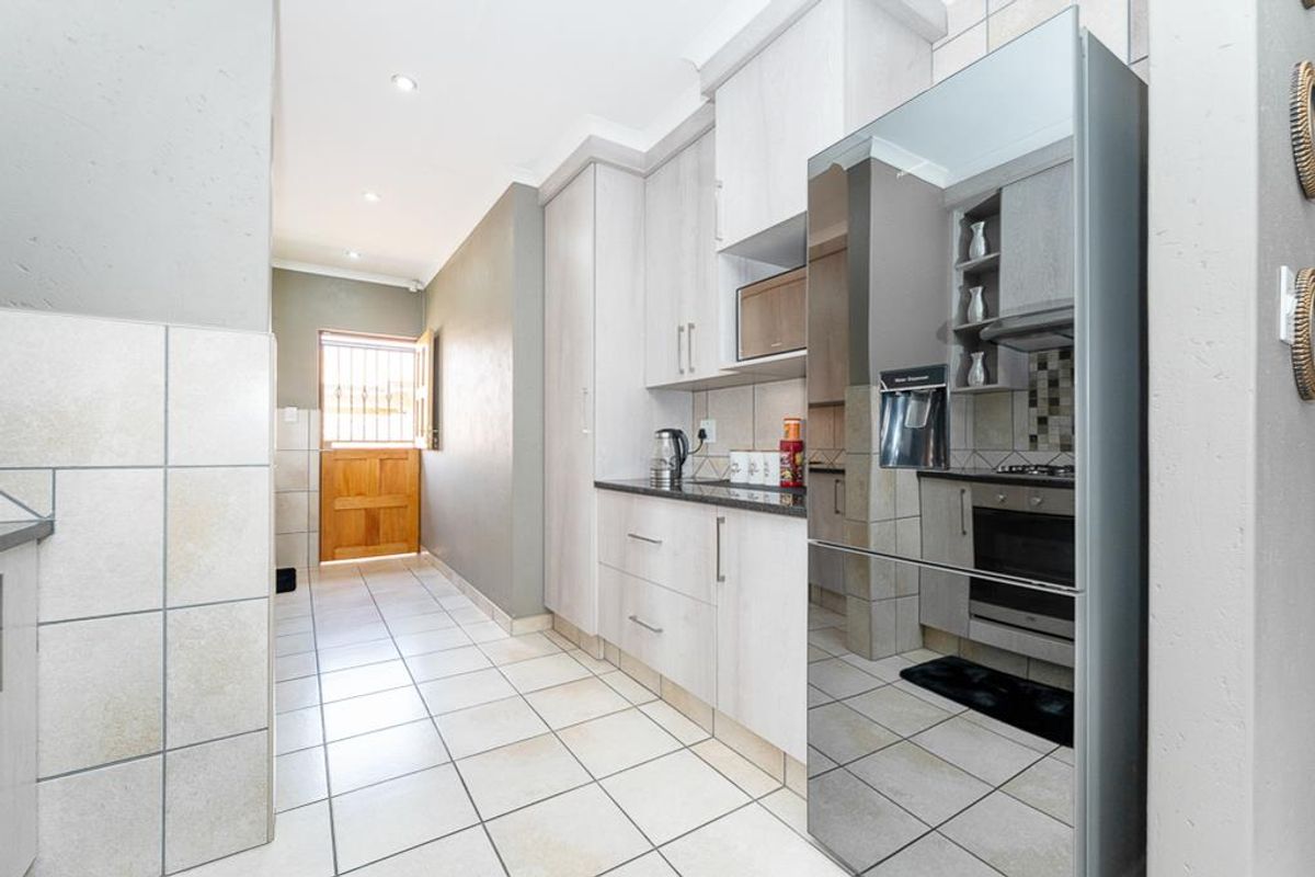 STUNNING CLUSTER WITH SUPERIOR FINISHES - Photo 4