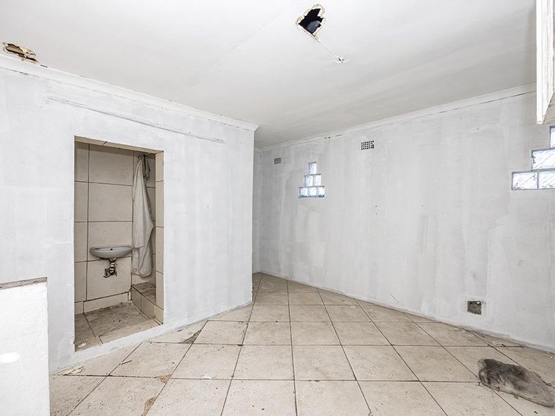 Investor’s Dream Opportunity on Koeberg Road, Brooklyn - Photo 4