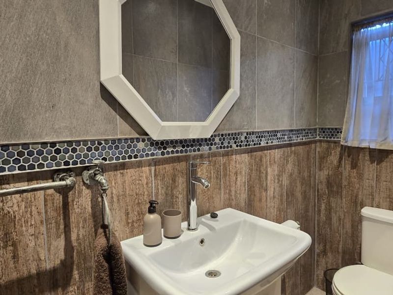 SPACIOUS 4-BEDROOM TOWNHOUSE FOR SALE IN ARCADIA, PRETORIA - Photo 9