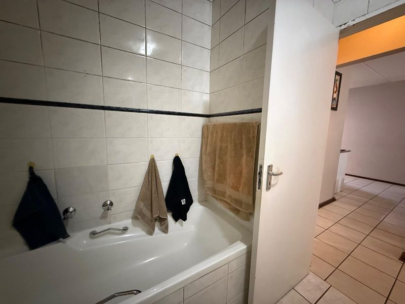 Discover Urban Convenience & Suburban Peace Here! - Photo 9