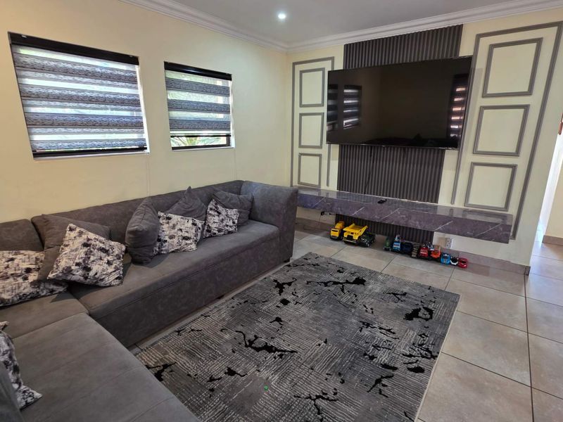 4 Bedroom Family Home in Melodie Hartbeespoort to RENT   R 24 000 - Photo 3