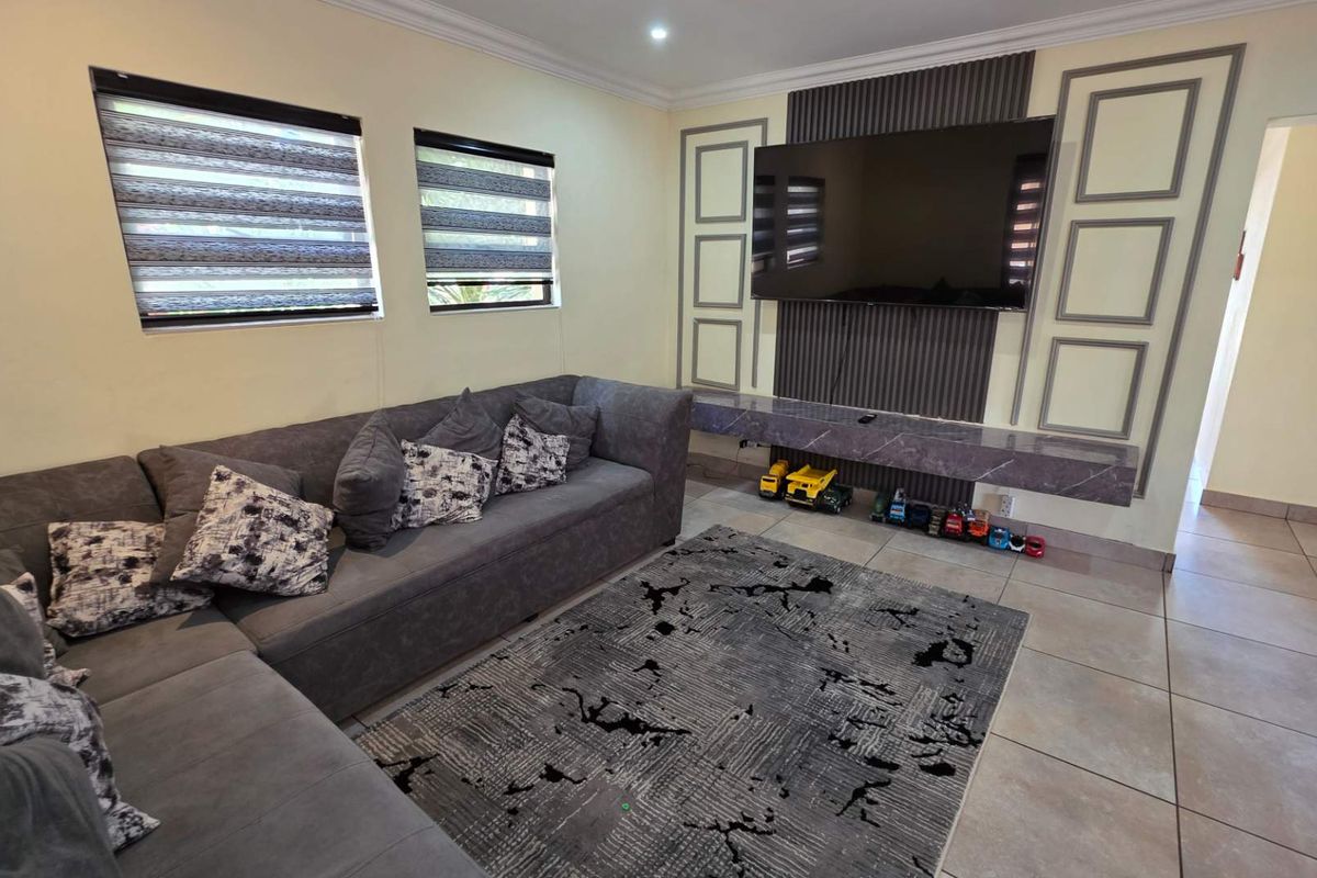 4 Bedroom Family Home in Melodie Hartbeespoort to RENT   R 24 000 - Photo 3