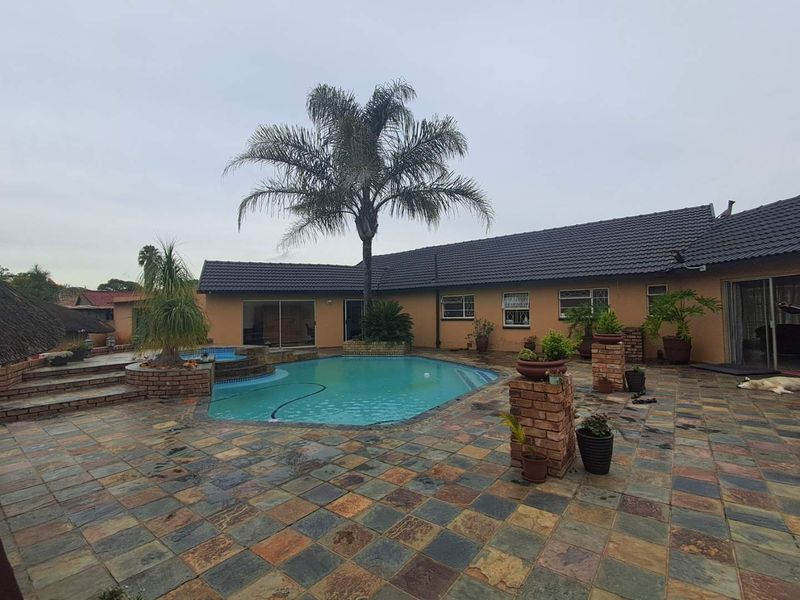 Dual Living Dream: Main House & Cottage for Family or Rental - Photo 6