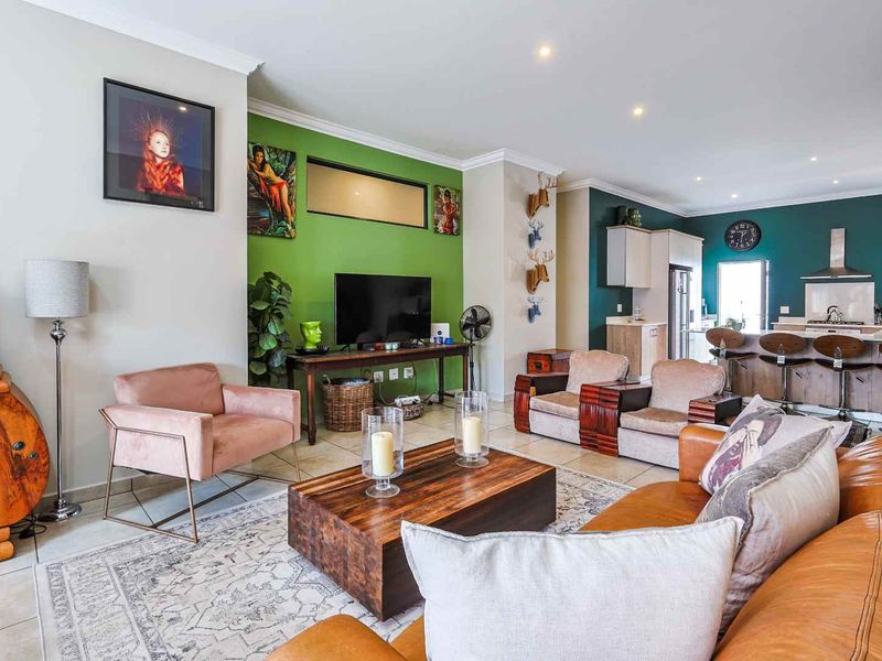 Sophisticated Single-Level Sanctuary: Eco-Friendly Luxury in an Exclusive 15-Unit Enclave - Photo 4