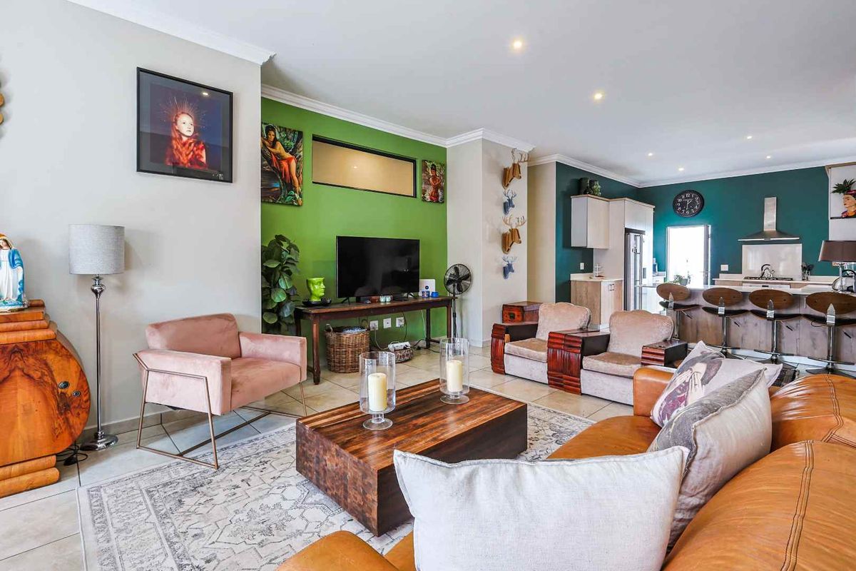 Sophisticated Single-Level Sanctuary: Eco-Friendly Luxury in an Exclusive 15-Unit Enclave - Photo 4