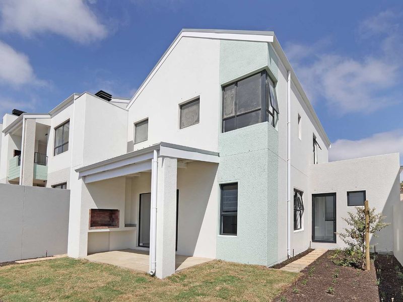 Spacious three bedroom townhouse with Double garage - Photo 2
