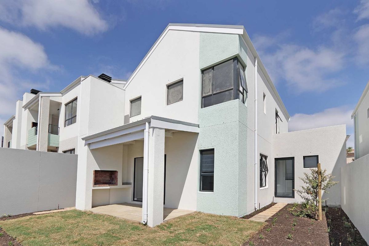 Spacious three bedroom townhouse with Double garage - Photo 2