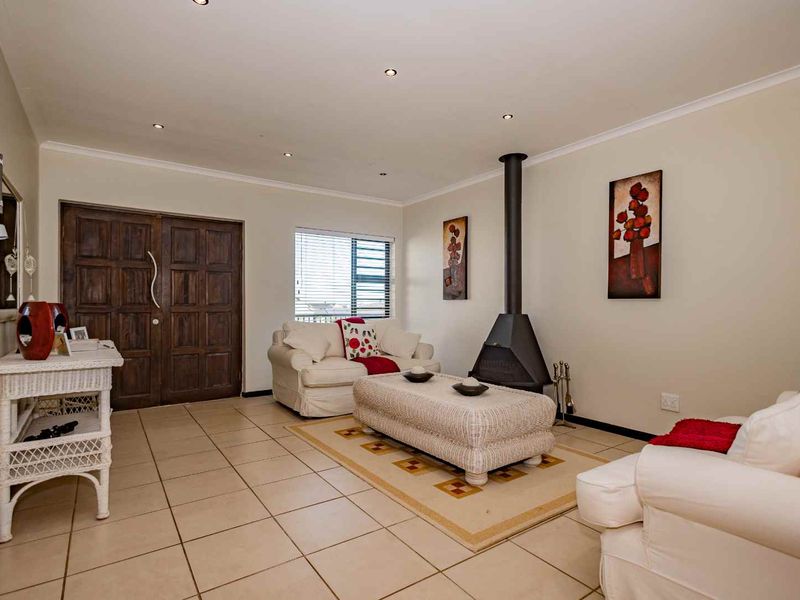 4 Bedroom House in Country Club - Photo 5